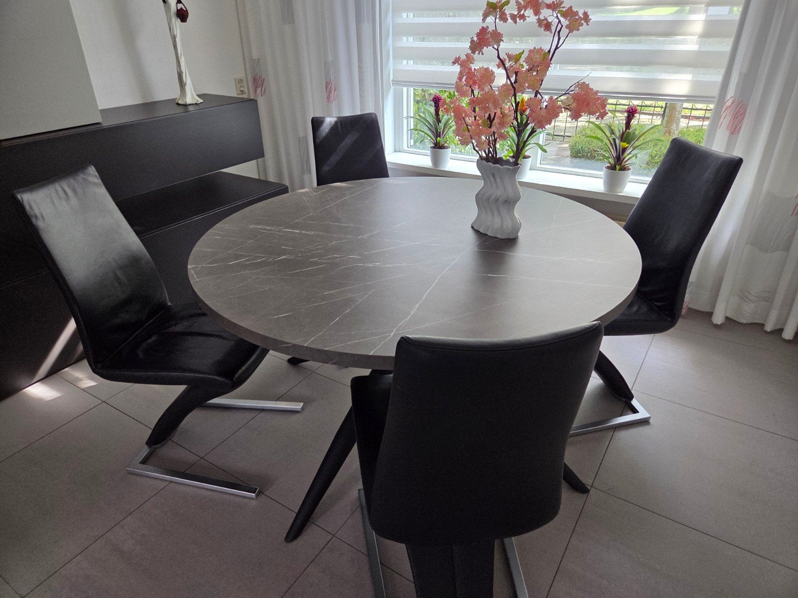 Set van 4 Rolf Benz eetkamerstoelen - Zwart leer/moderne sto, Huis en Inrichting, Ophalen, Gebruikt, Zwart, Vier
