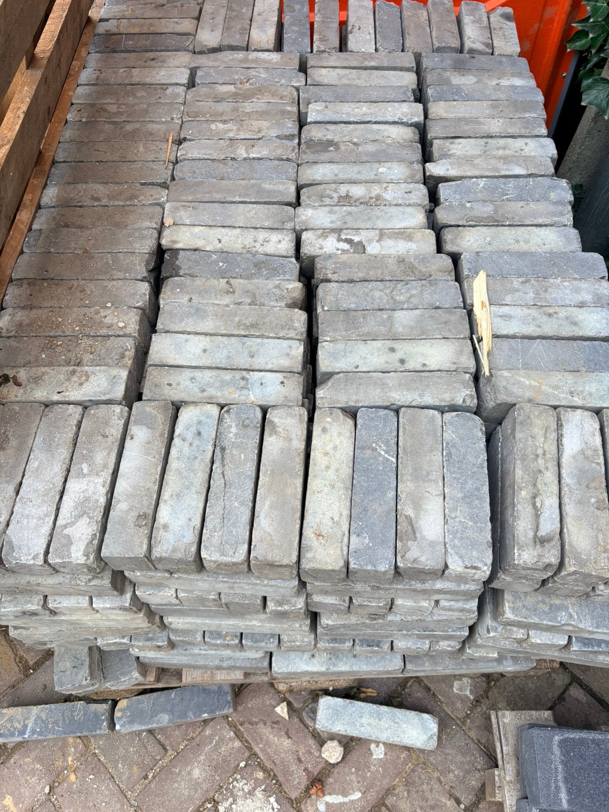Vietnamse hardsteen, blauwsteen +/- 750 waaltjes 20x5x5cm, Tuin en Terras, Ophalen, Gebruikt, Klinkers, 5 tot 10 m²