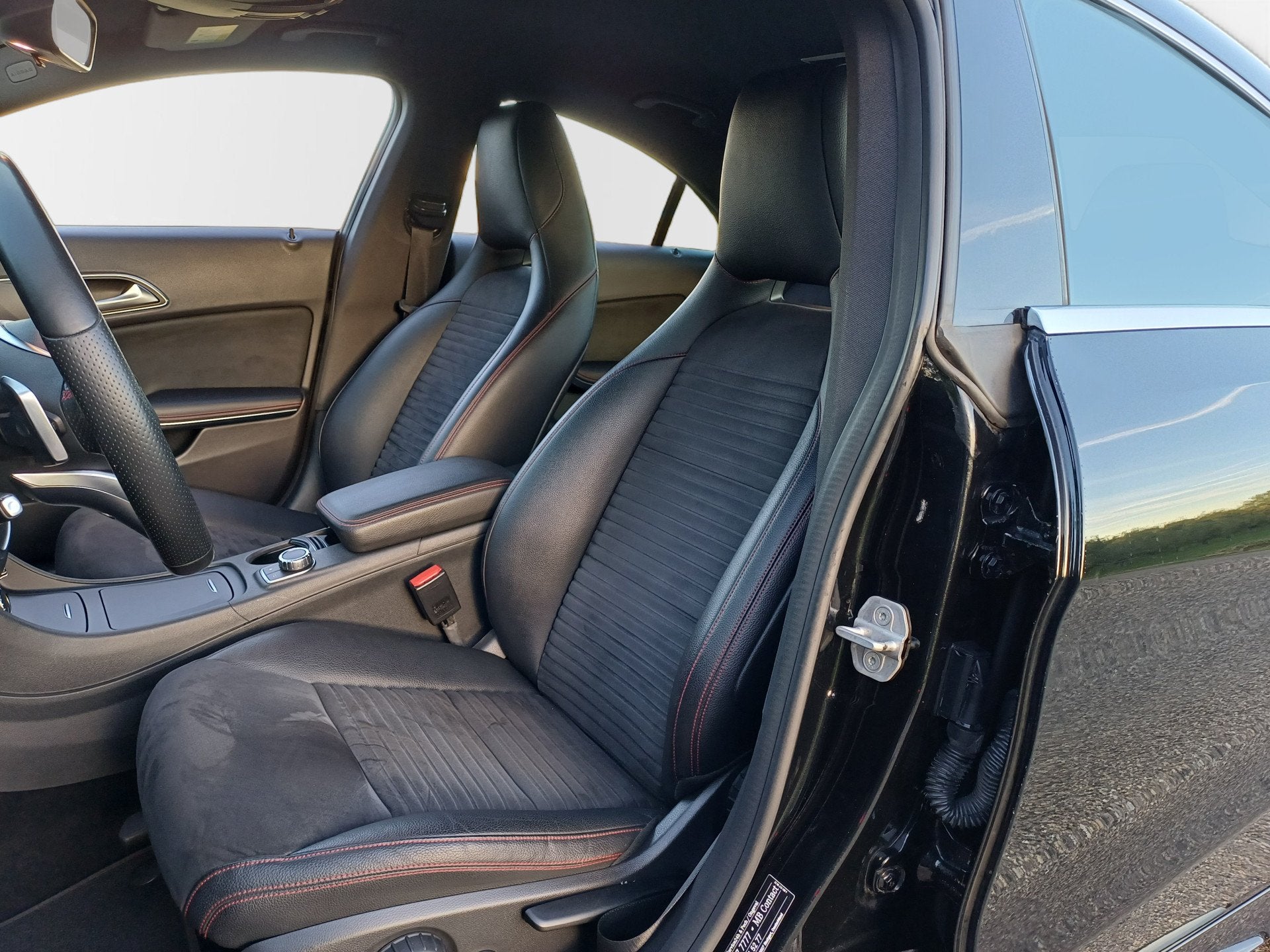 Mercedes-Benz CLA-Klasse 180 Ambition /AMG-Line/Origin NL/Na, Gebruikt, 4 cilinders, 715 kg, Leder en Stof