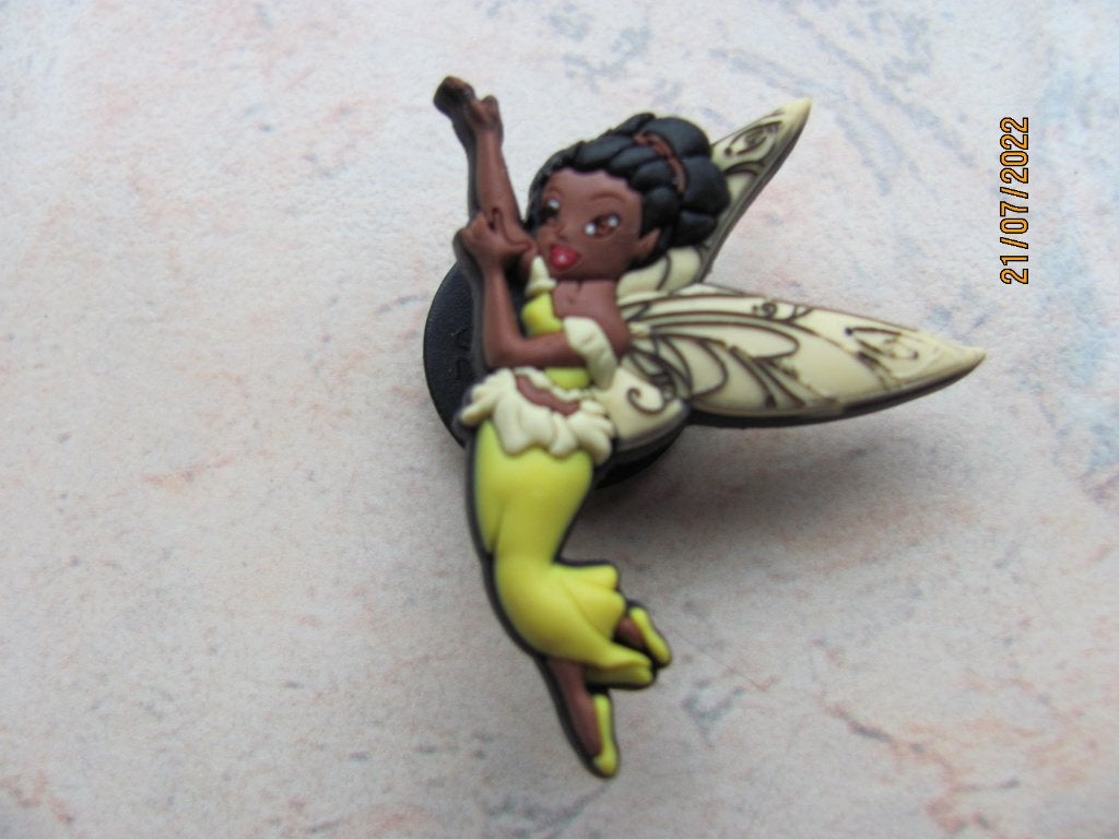 NIEUWSTAAT Crocs figuur JIBBITZ Disney FAIRY Iridessa elfje, Ophalen of Verzenden, Overige figuren, Zo goed als nieuw, Overige typen