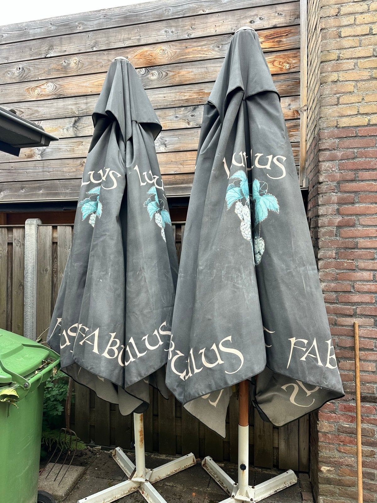 Twee grote horeca parasols Lupulus bier, Tuin en Terras, Parasols, Ophalen, Gebruikt, 2 tot 3 meter, Zweefparasol