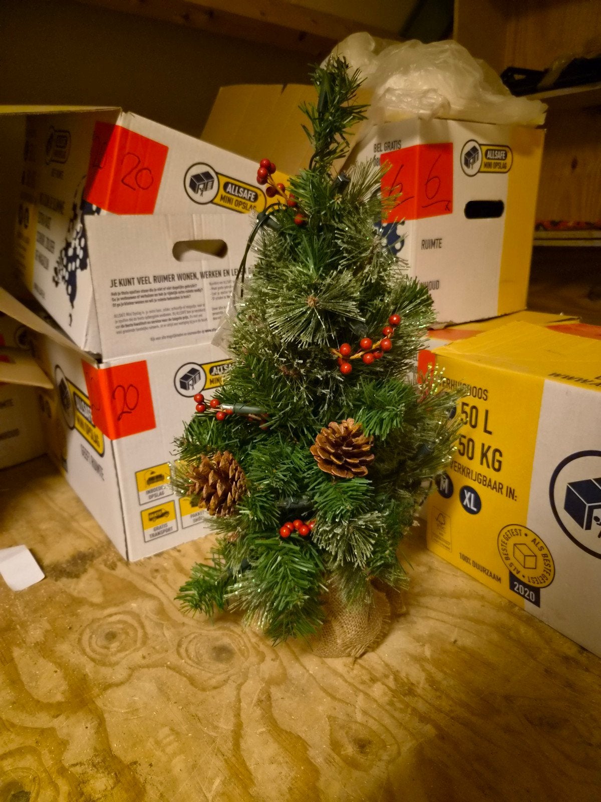 Kleine kerstboom, voor op tafel. Met lampjes, Diversen, Kerst, Ophalen