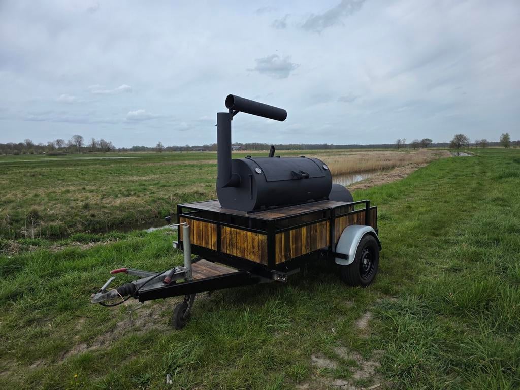 24 inch smoker op geremde aanhanger., Tuin en Terras, Houtskoolbarbecues, Ophalen of Verzenden, Smoker, Geremde aanhanger, 1 kleps