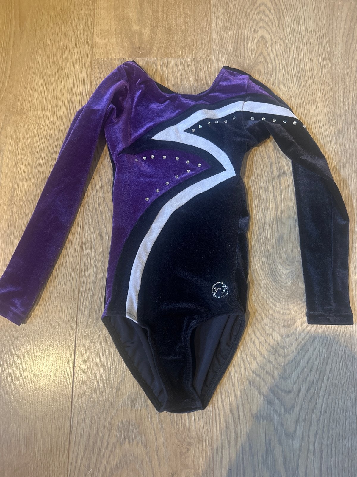 HBC Turnpakje Maat 128 - Paars/Zwart met Glitters, Sport en Fitness, Kindermaat 122 t/m 140, Ophalen, Zo goed als nieuw, Turnpak(je)