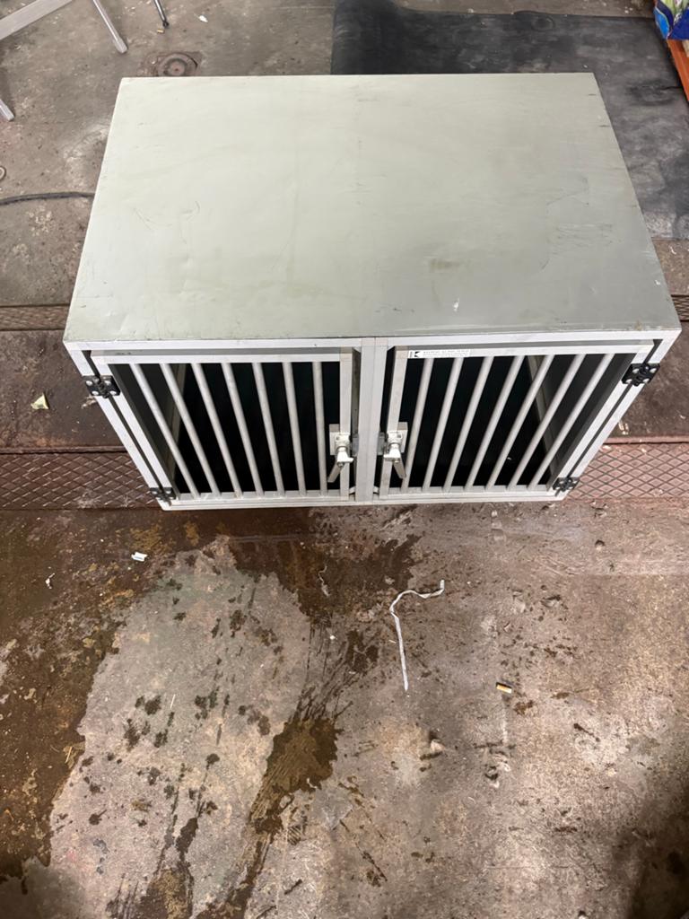 Dubbele aluminiumbench, Dieren en Toebehoren, Hondenbenches, Ophalen of Verzenden, Zo goed als nieuw