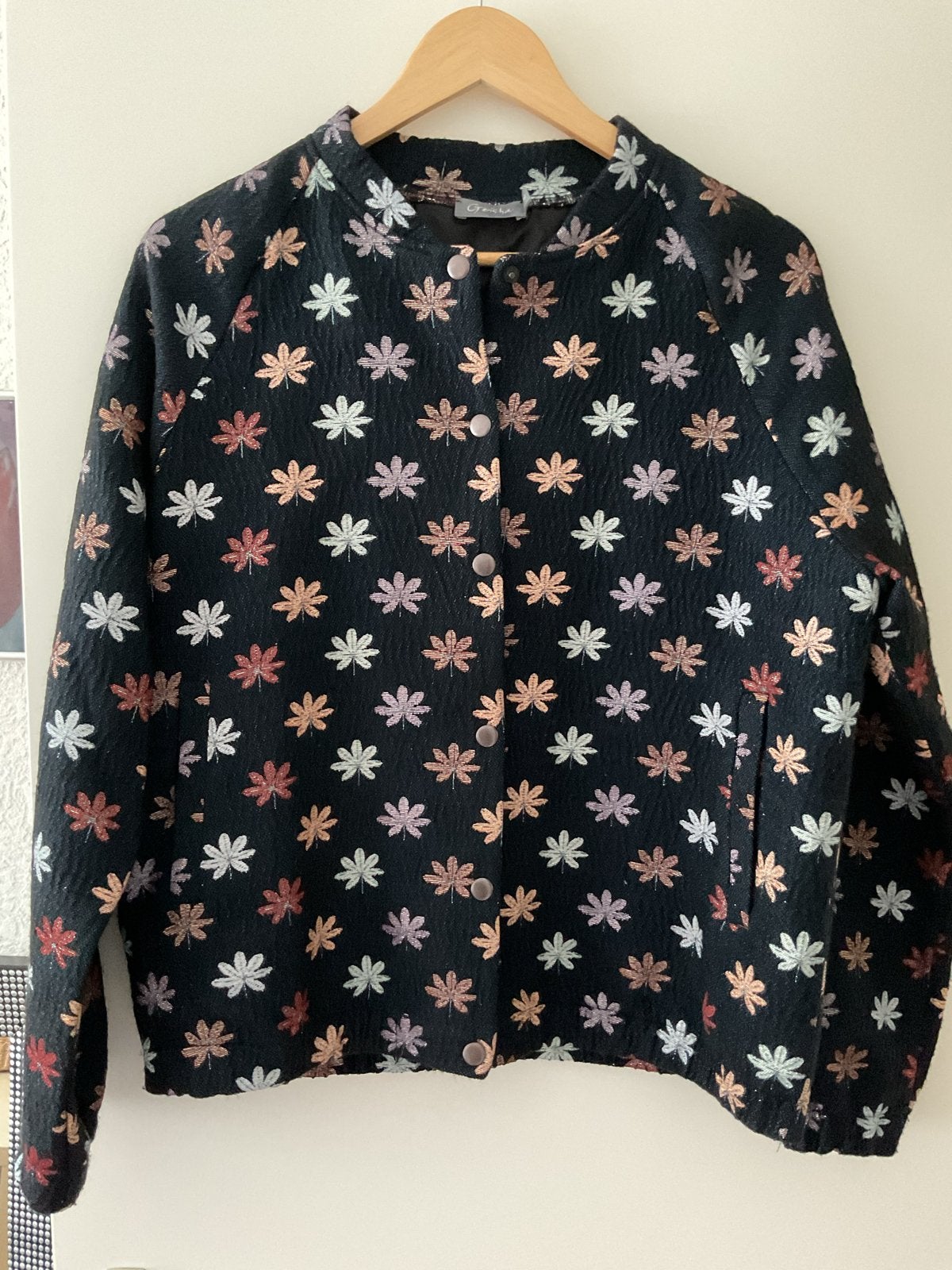 Geisha bomberjack met bloemenprint, maat XL/42, Ophalen of Verzenden, Zo goed als nieuw, Maat 42/44 (L), Zwart