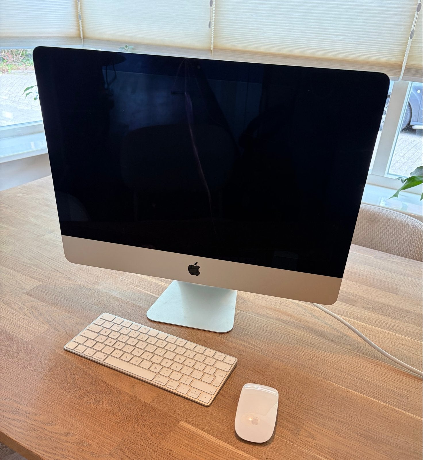 iMac 2019 met barst in scherm, Computers en Software, Apple Desktops, Gebruikt, iMac, HDD, 2 tot 3 Ghz, Ophalen