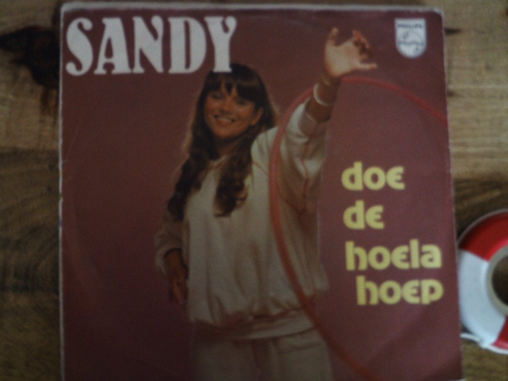 sandy - doe de hoela hoep 18jul, 7 inch, Ophalen of Verzenden, Zo goed als nieuw, Fotohoes