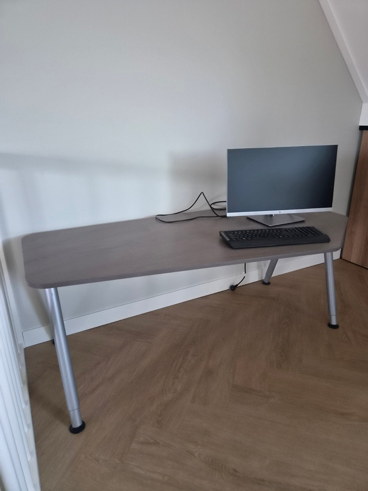 Verstelbaar bureau - 180cm breed, diepte 60-80cm, Ophalen