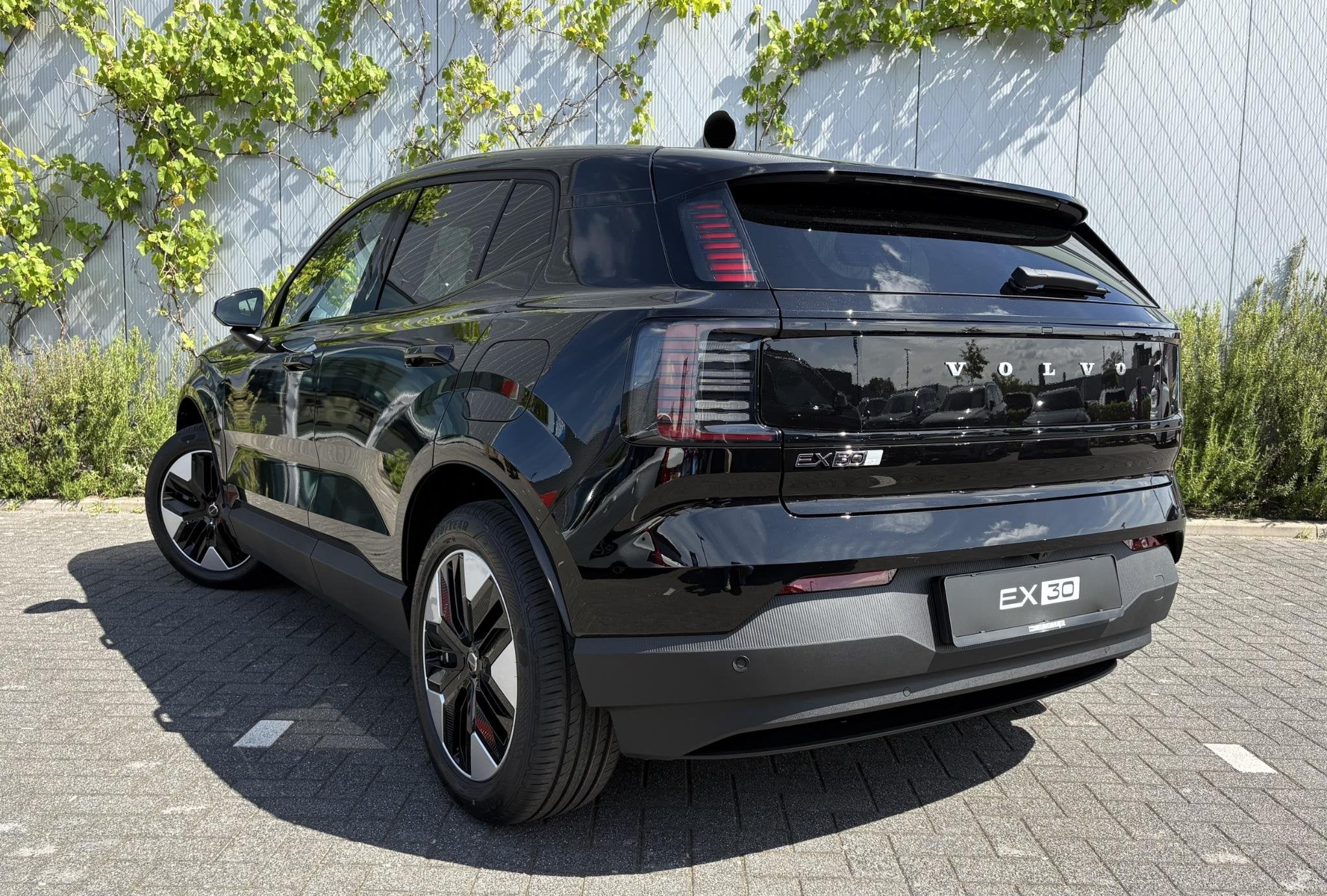 Volvo EX30 P3 Plus Europa 51 kWh | Adaptive Cruise Control |, Achterwielaandrijving, Leder en Stof, Zwart, 337 km