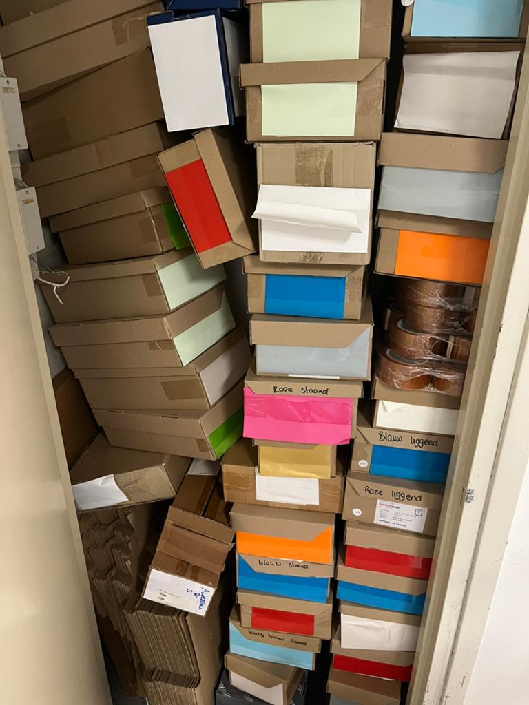 Restpartij gekleurde enveloppen – duizenden – A6 en kabinet, Diversen, Papierwaren, Nieuw, Ophalen