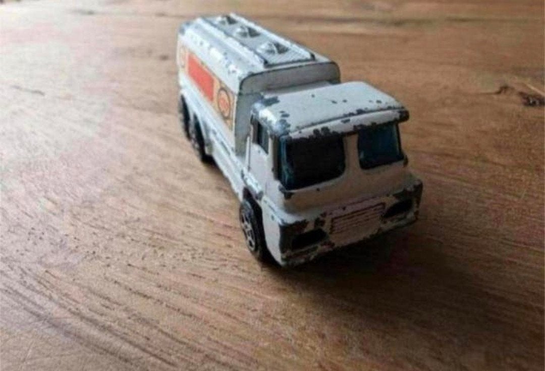 Corgi Juniors Guy Tanker Esso – jaren 70, Ophalen of Verzenden, Gebruikt, Bus of Vrachtwagen