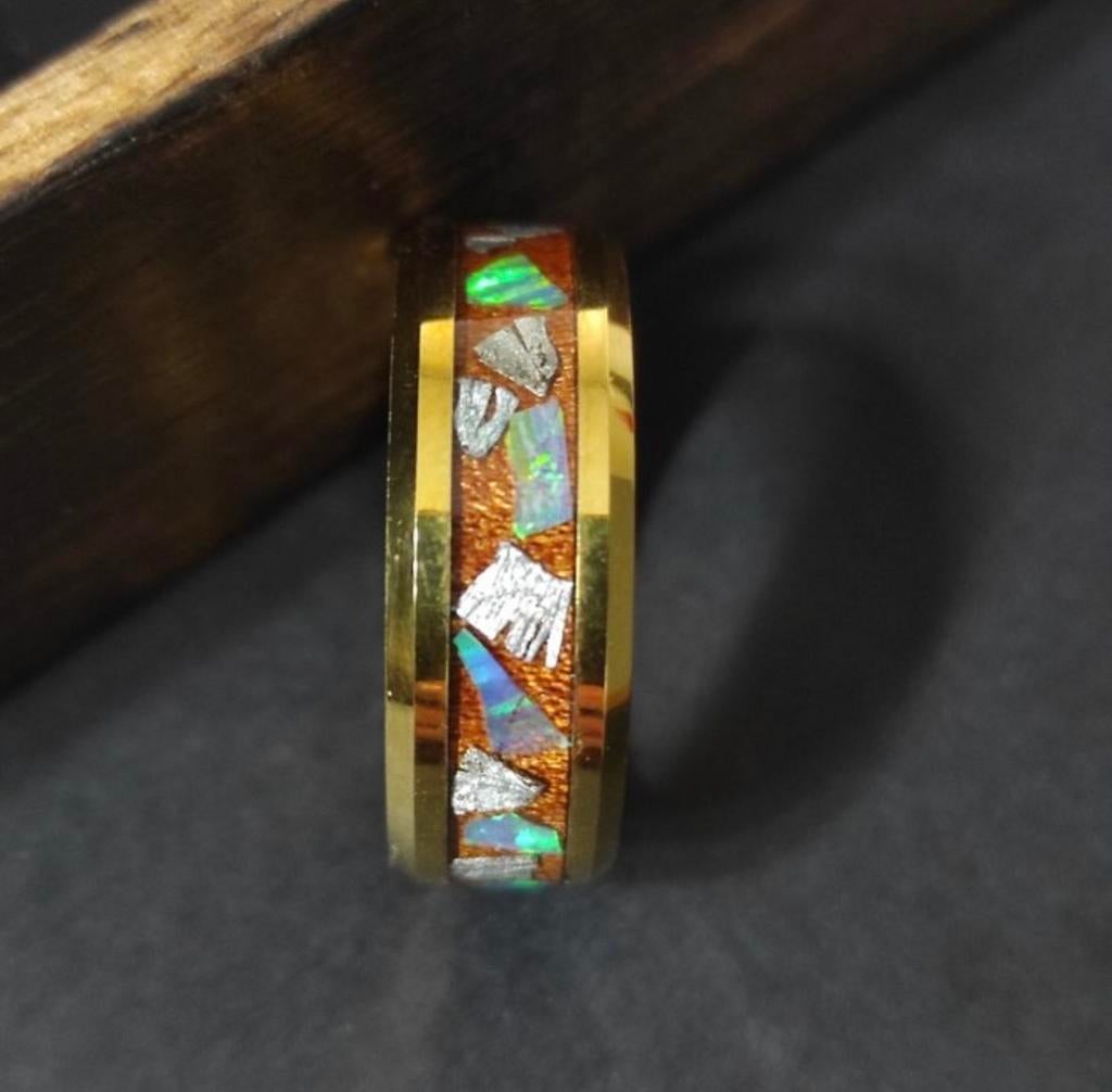 Gouden wolfraam ring met opaal en meteoriet inleg, Overige materialen, 19 tot 20, Nieuw, Ophalen of Verzenden