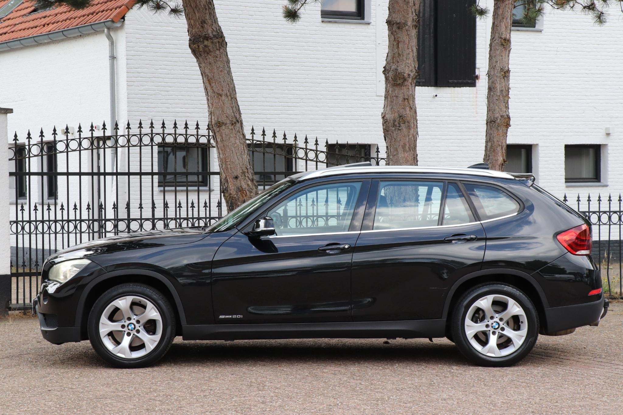 BMW X1 sDrive20i Chrome Line |Sportstoelen |Trekhaak |Panora, Dealer onderhouden, Euro 6, 4 cilinders, Zwart