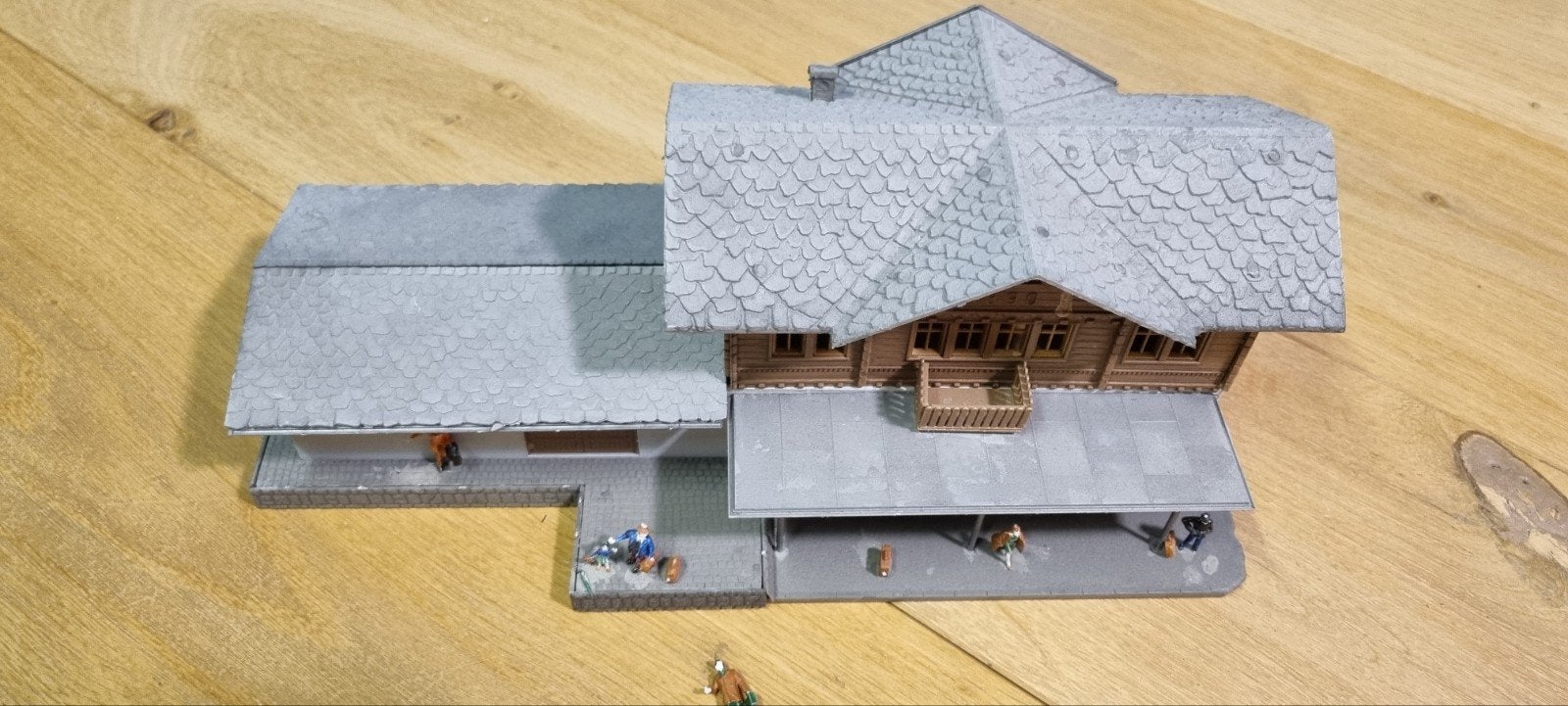 Groot H0 modeltreinstation met perron, Overige merken, Gebruikt, Gelijkstroom of Wisselstroom, Brug, Tunnel of Gebouw