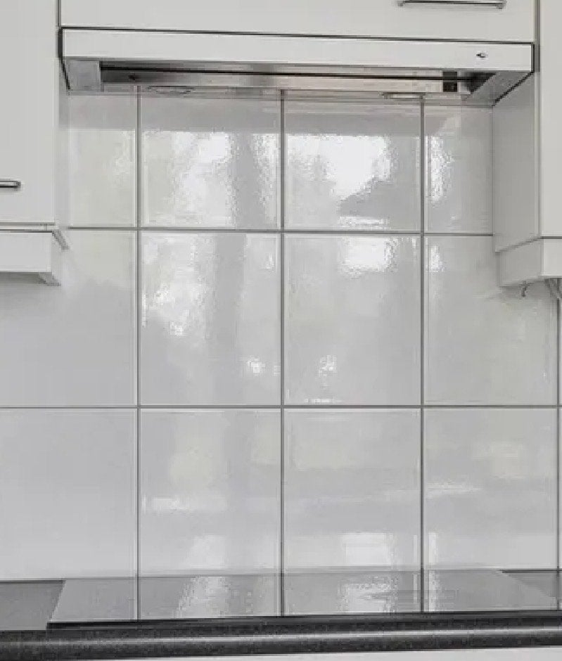 Moderne witte hoekkeuken met koelkast en apparatuur, Ophalen, Gebruikt, Wit, Hoekkeuken
