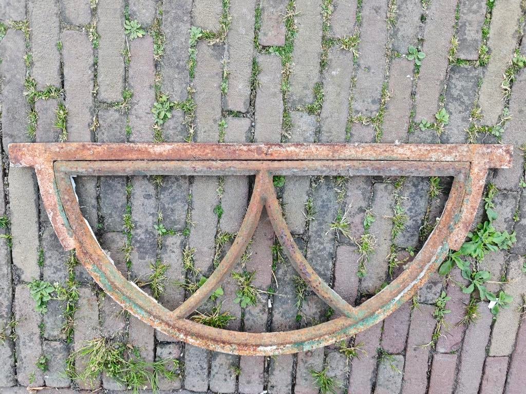 Antiek gietijzeren stalraam, half rond, te openen, Ophalen of Verzenden