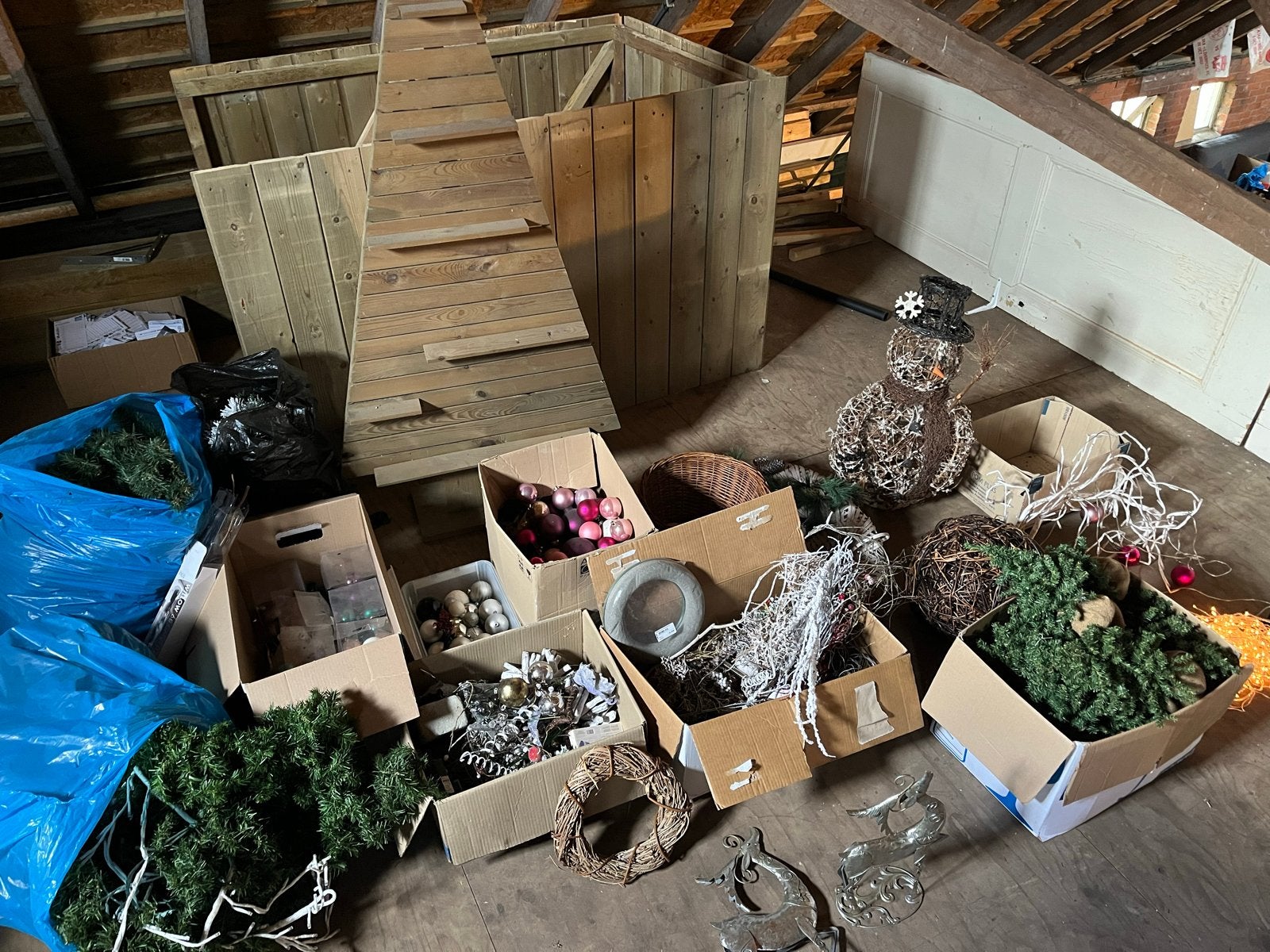Partij kerstdecoratie, Ophalen
