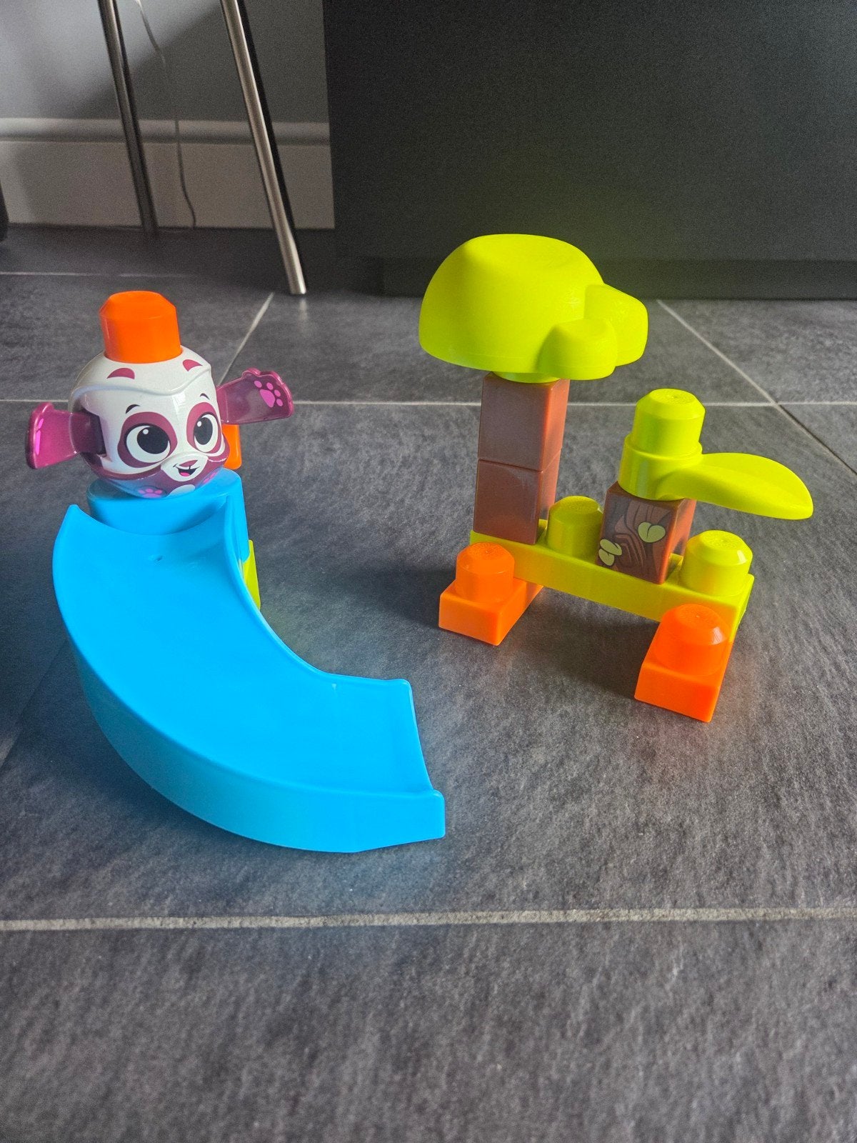 Kleurrijke bouwblokken set met dier en glijbaan, Ophalen of Verzenden, Gebruikt, Overige merken
