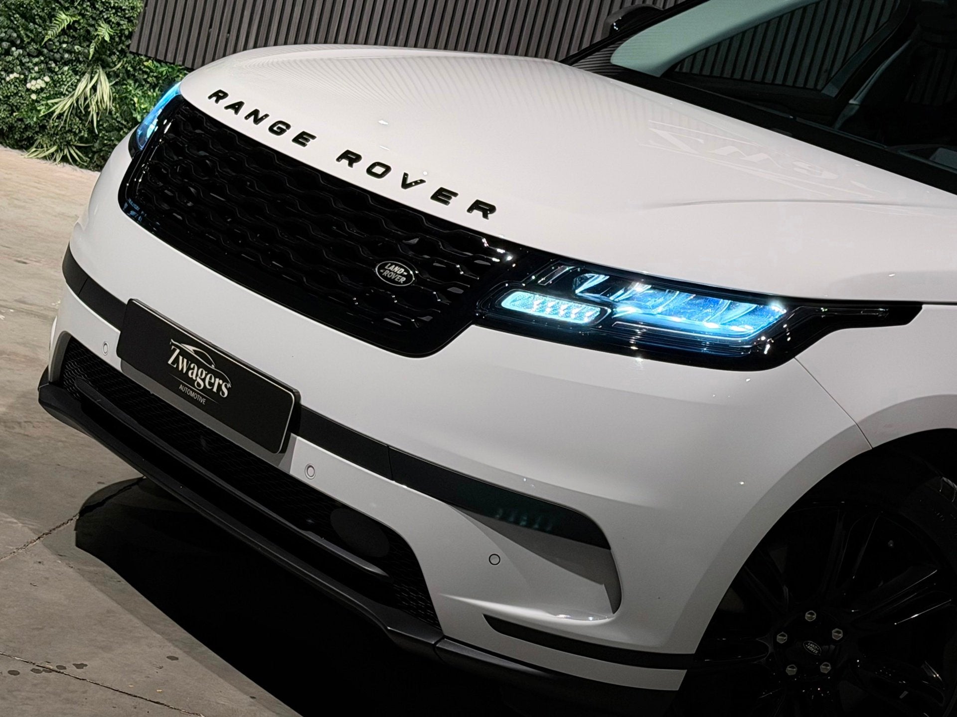 Land Rover RANGE ROVER VELAR 2.0 P400e S | Pano | Garantie, Auto's, Automaat, Dealer onderhouden, 2174 kg, Gebruikt
