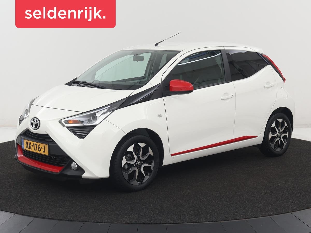 Toyota Aygo 1.0 VVT-i x-joy | Trekhaak | Carplay | DAB | Cam, Auto's, Stof, Gebruikt, Euro 6, 4 stoelen