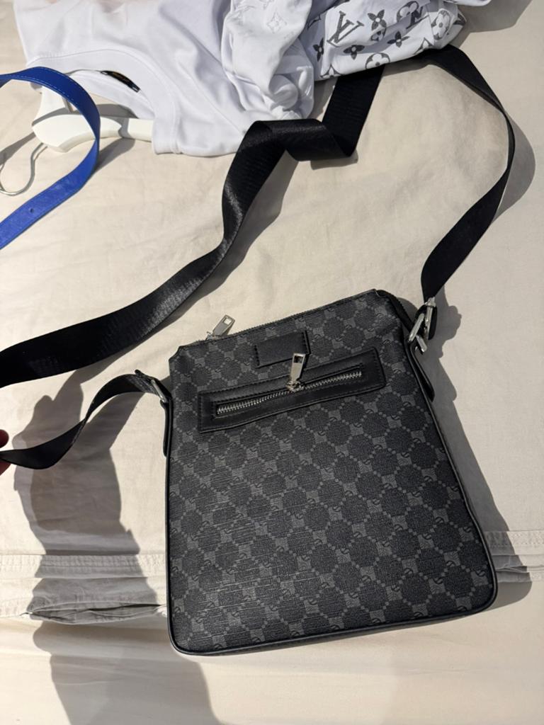 1 tasje skere gucci, 2. Daily Paper Monogram Crossbody Bag, Sieraden, Tassen en Uiterlijk, Tassen | Schoudertassen, Ophalen of Verzenden