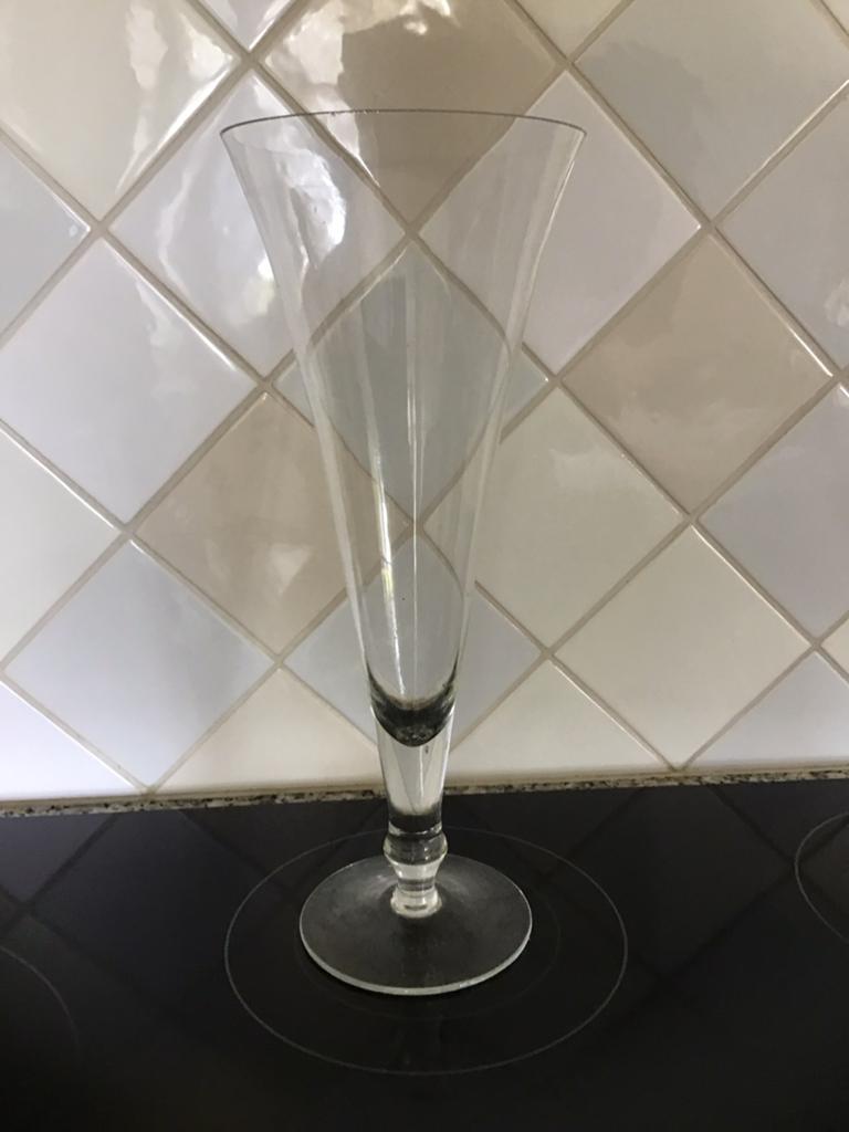 Glazen vaas op voet, Ophalen of Verzenden, Zo goed als nieuw