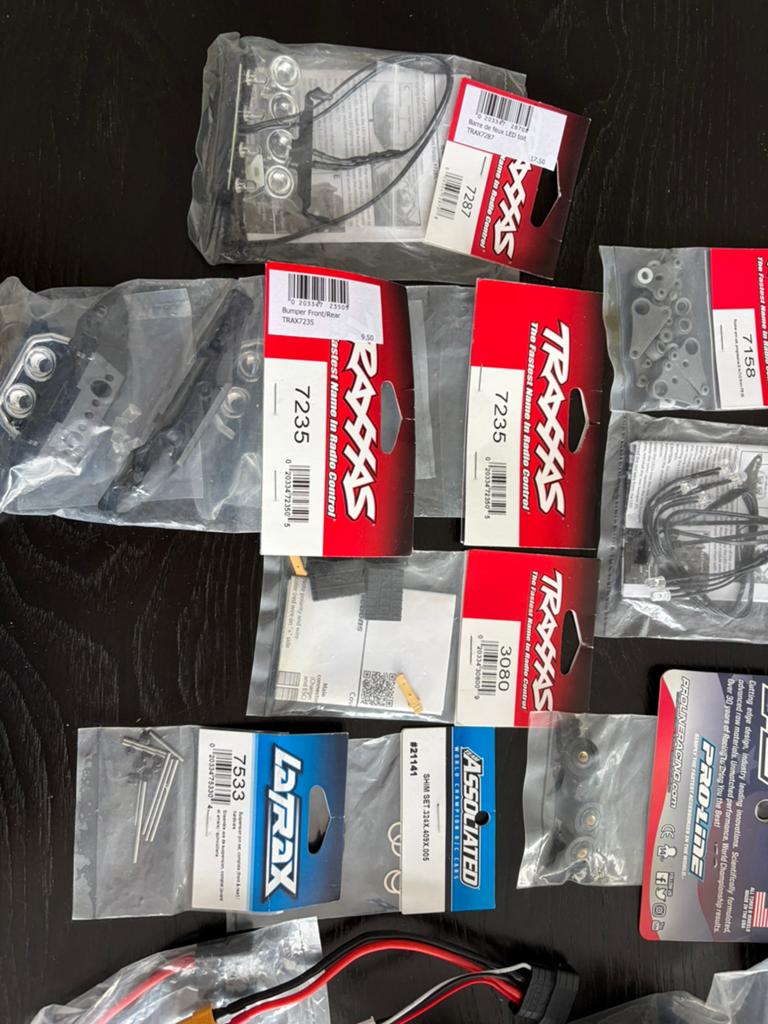 Traxxas 1/16 Onderdelen Nieuw - Verlichting, Banden, Bescher, Hobby en Vrije tijd, Modelbouw | Radiografisch | Auto's, Ophalen of Verzenden
