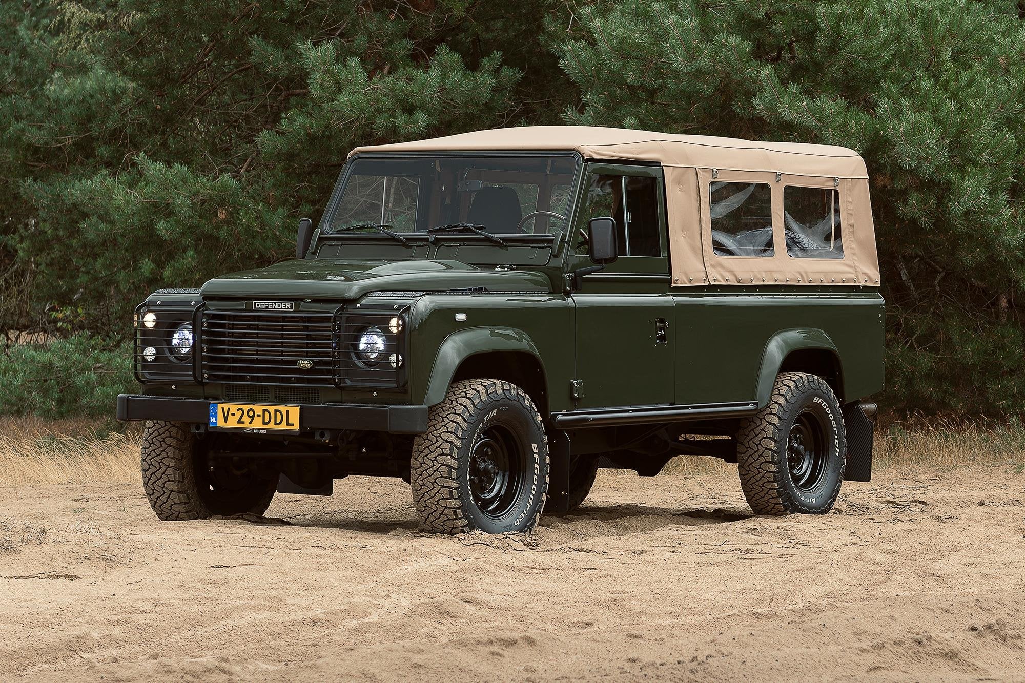 Land Rover Defender 2.5 TD5 110 180 PK Beachrunner Olijfgroe, Gebruikt, 2495 cc, 122 pk, Leder