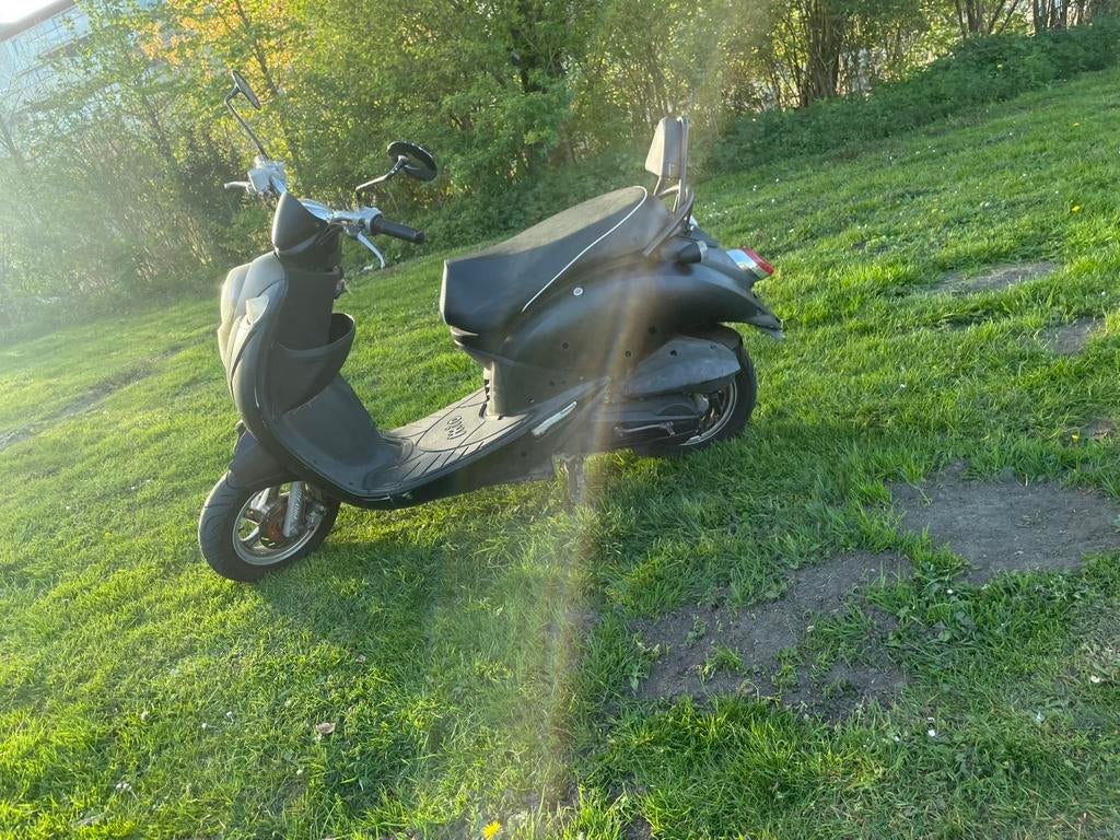 Sym mio met wok 2011 met kentekenplaat snor, Fietsen en Brommers, Scooters | SYM, Zo goed als nieuw, Mio, Benzine, Ophalen
