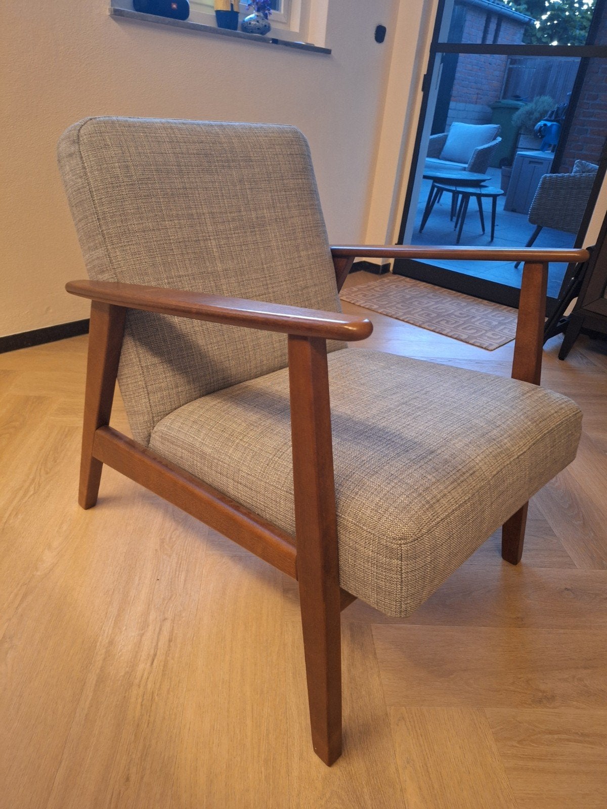 Comfortabele fauteuil met houten frame en grijze stof, Huis en Inrichting, Ophalen, Hout, Gebruikt, Tijdloos, Modern