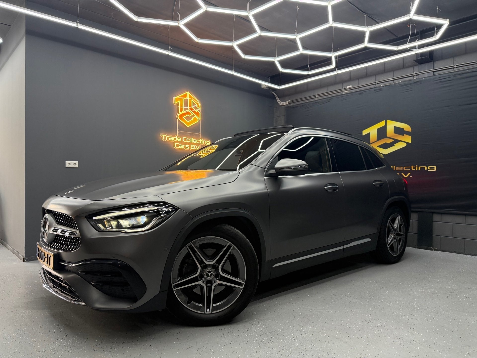 Mercedes-Benz GLA-klasse 180 AMG NIGHT PAKKET ACC-PANO-CARPL, Auto's, Dealer onderhouden, Gebruikt, 4 cilinders, Origineel Nederlands