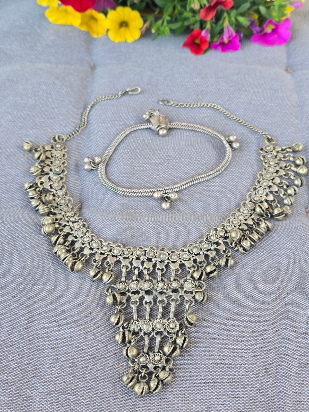 Zilverkleurige enkelbandjes en ketting met belletjes, Ophalen of Verzenden, Gebruikt, Overige materialen, Met bedels of kralen