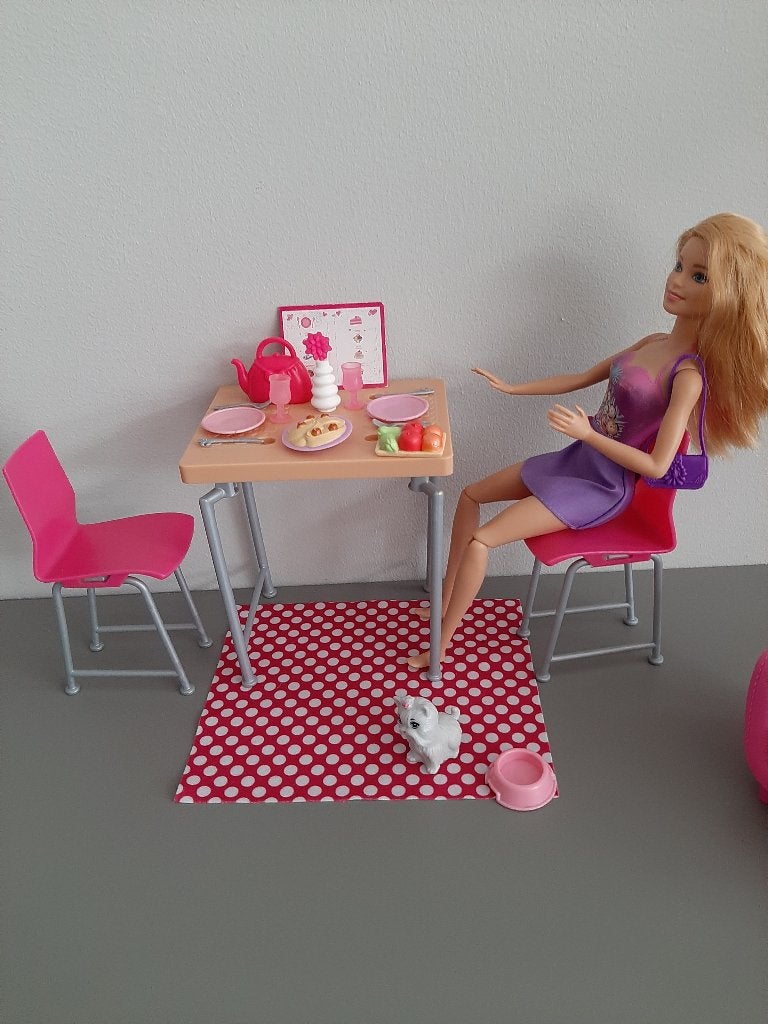 moderne speelset met barbie en eetkamer meubels, Kinderen en Baby's, Speelgoed | Poppen, Ophalen of Verzenden, Zo goed als nieuw