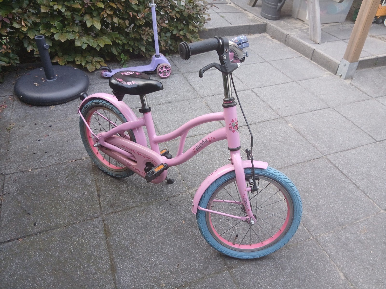 Roze kinderfiets Alpina 16 inch met blauwe banden, Fietsen en Brommers, Ophalen, Velgrem, Alpina, 16 tot 20 inch