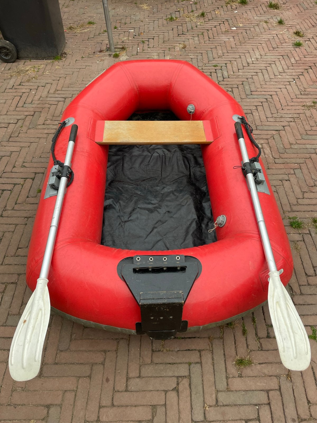 Foto 8 van Achilles rubberboot met peddels en houten vloer