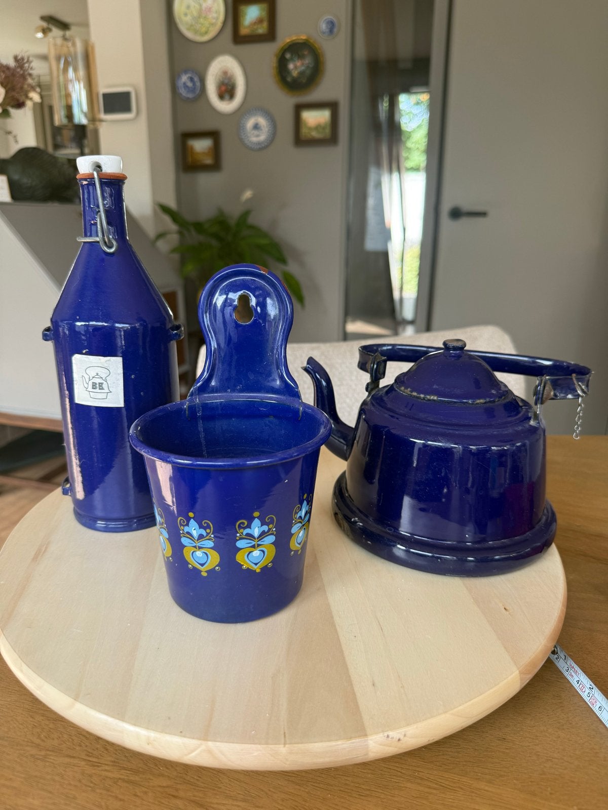 Vintage blauw emaille set: fles, ketel en wandpotje, Antiek en Kunst, Ophalen of Verzenden