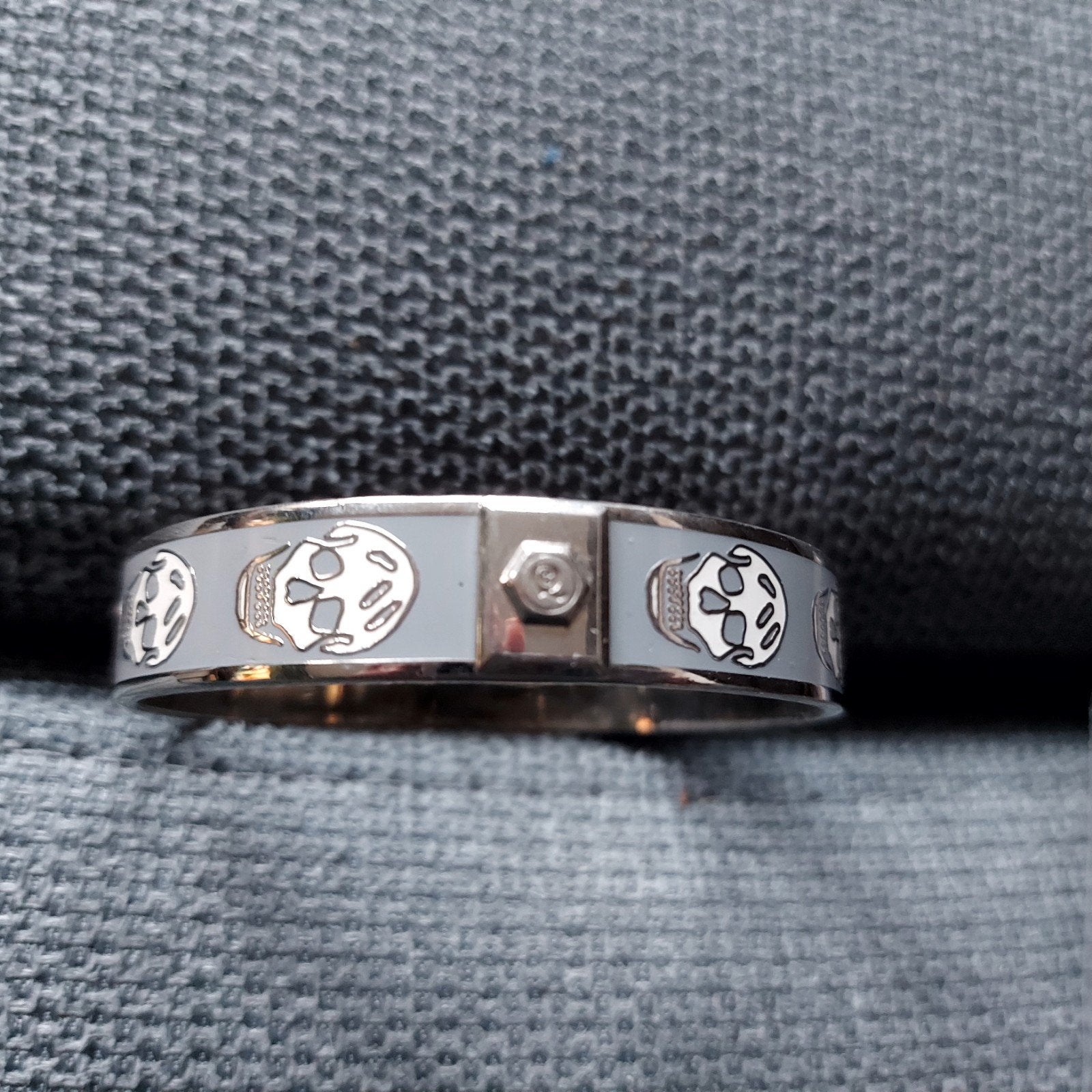 Alexander McQueen Doodskop Armband - Grijs Zilver, Sieraden, Tassen en Uiterlijk, Armbanden, Ophalen of Verzenden, Zo goed als nieuw
