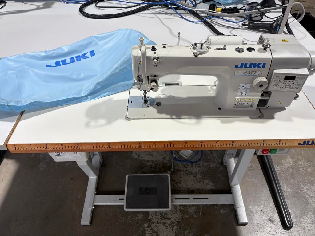 Juki naaimachine met tafel, Hobby en Vrije tijd, Naaimachines en Toebehoren, Ophalen of Verzenden, Zo goed als nieuw, Naaimachine