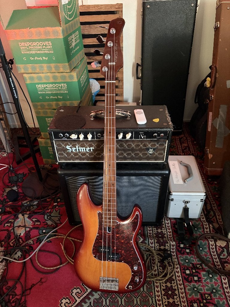 Marcus Miller bas P5 4 snarig van Sire plastic zit er nog op, Muziek en Instrumenten, Snaarinstrumenten | Gitaren | Bas, Ophalen