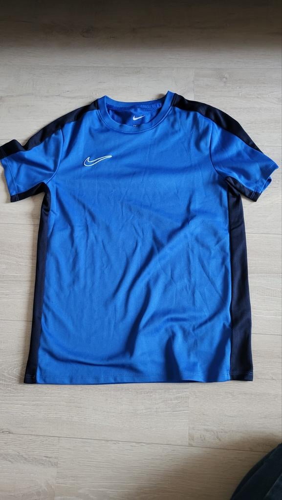 Nike sportshirt mt152, Kinderen en Baby's, Kinderkleding | Maat 152, Ophalen, Jongen of Meisje, Sport- of Zwemkleding, Zo goed als nieuw