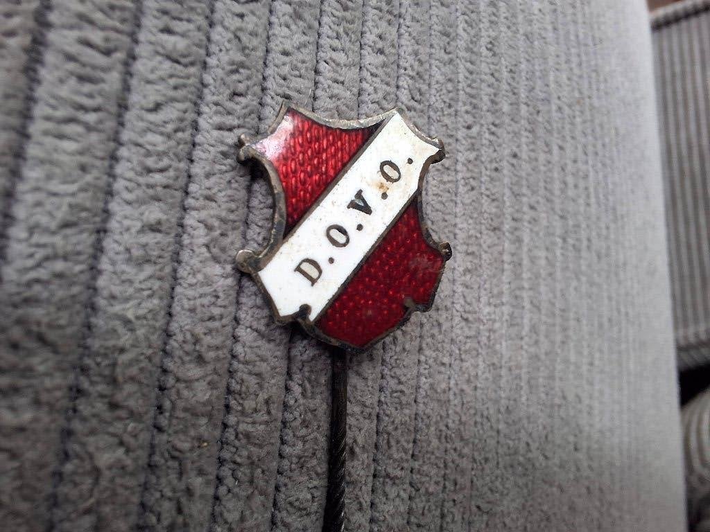 Oude emaille speld DOVO Veenendaal (voetbal), Ophalen of Verzenden, Sport