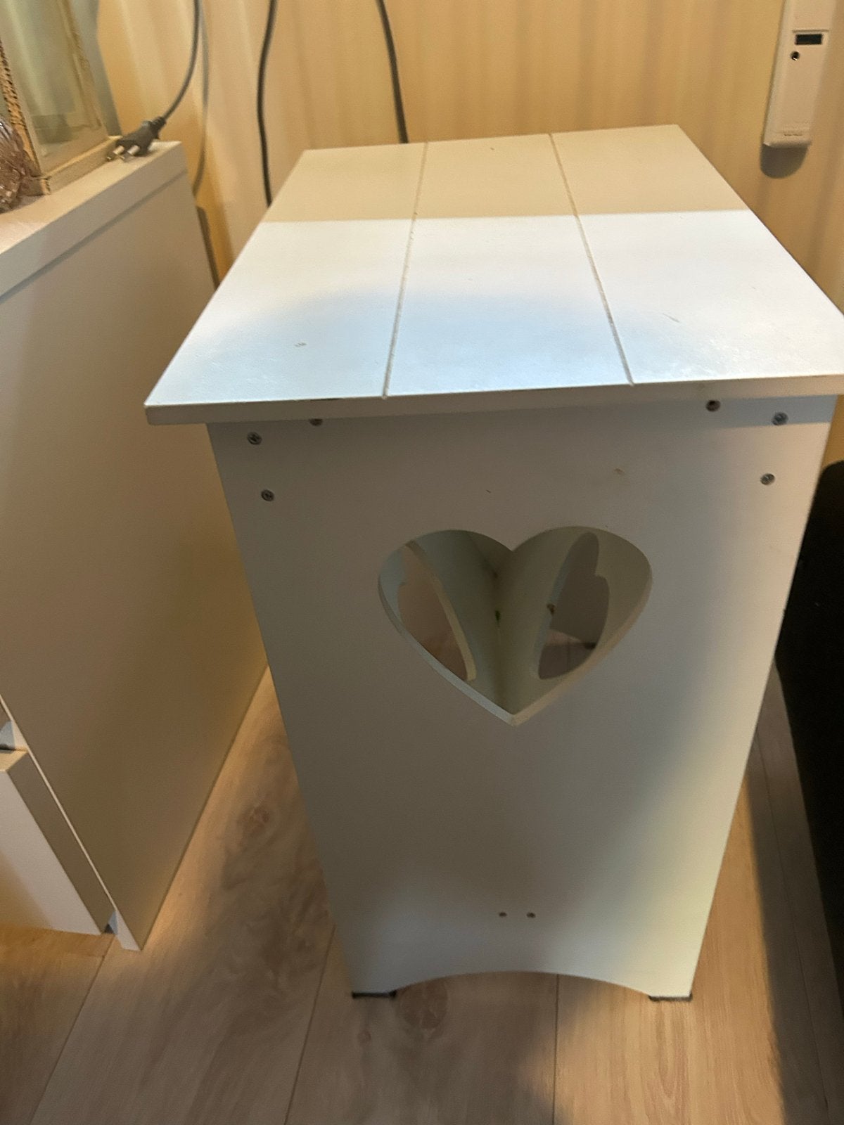 Wit bijzettafeltje met hartuitsparing, Minder dan 55 cm, Gebruikt, Ophalen of Verzenden, 60 cm of meer