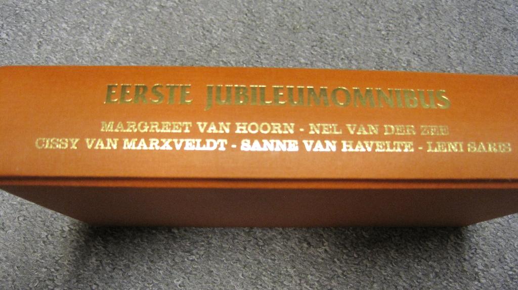 Eerste jubileumomnibus met vijf boeken in deze omnibus, Boeken, Romans, Diverse auteurs, Ophalen of Verzenden, Zo goed als nieuw