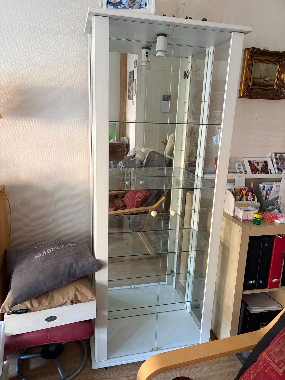 Witte vitrinekast met glazen platen en verlichting, Ophalen, Gebruikt, 50 tot 100 cm, Glas