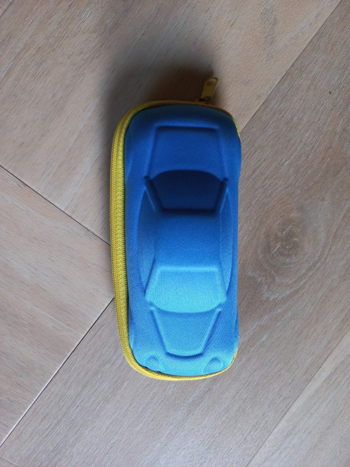 Brillenkoker in de vorm van een  auto, Ophalen of Verzenden, Zo goed als nieuw, Overige typen, Ritssluiting