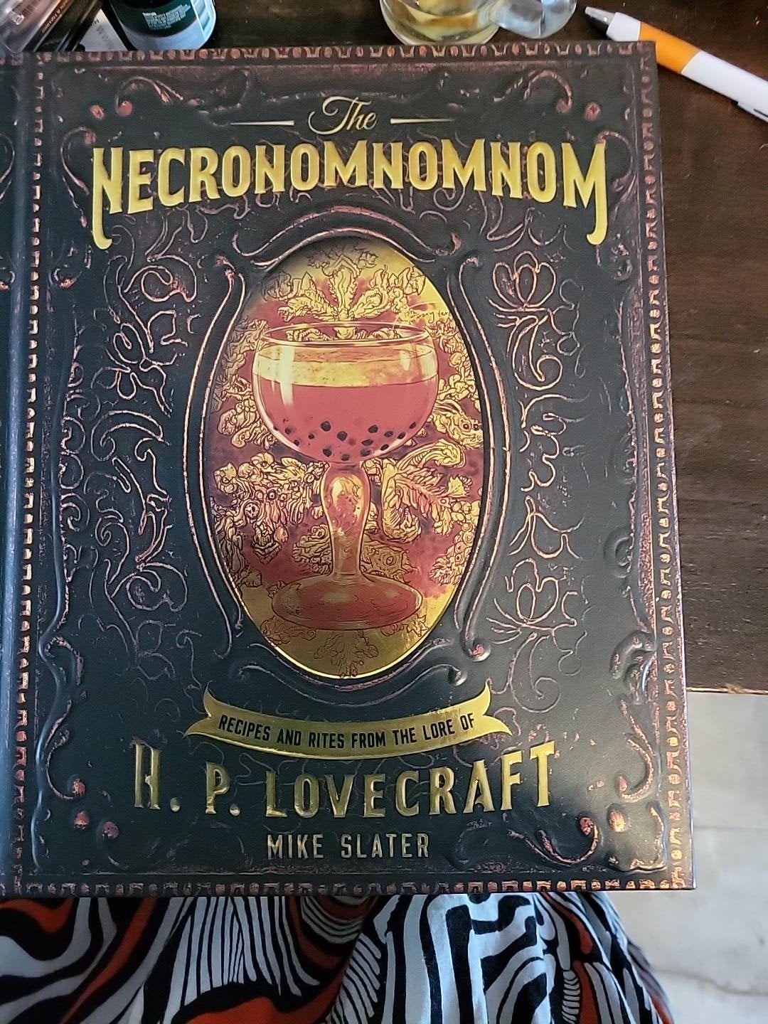 Necronomnomnom, recipes and rites from the lore of Lovecraft, Overige typen, Ophalen of Verzenden, Zo goed als nieuw, Mike Slater