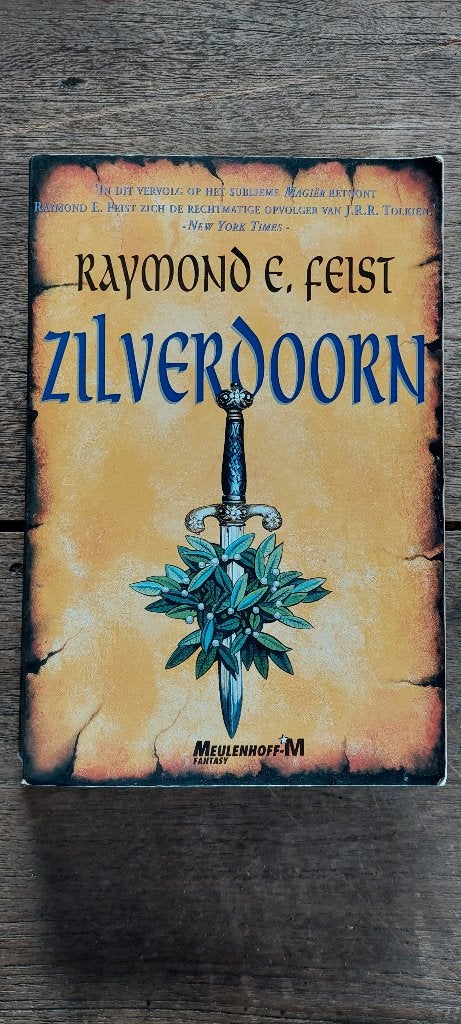 aymond E. Feist – Zilverdoorn (paperback), Ophalen of Verzenden, Gelezen