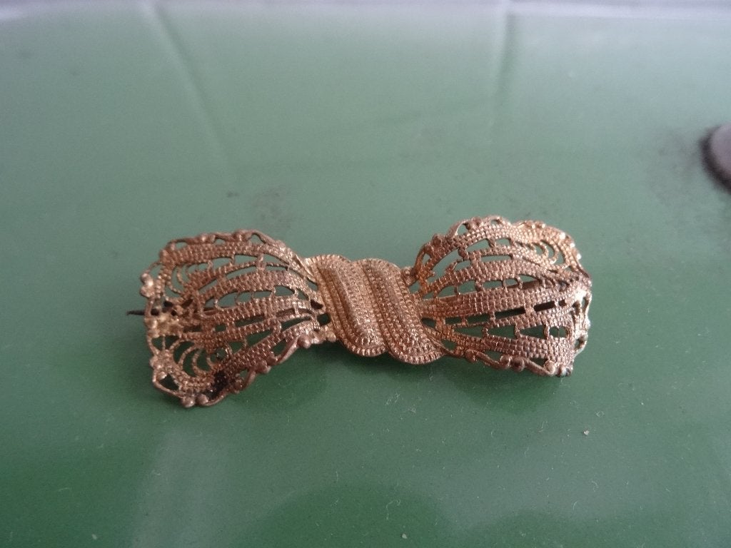 Antieke oude broche in vorm strik filigrain, Ophalen, Overige materialen, Broche, Verguld