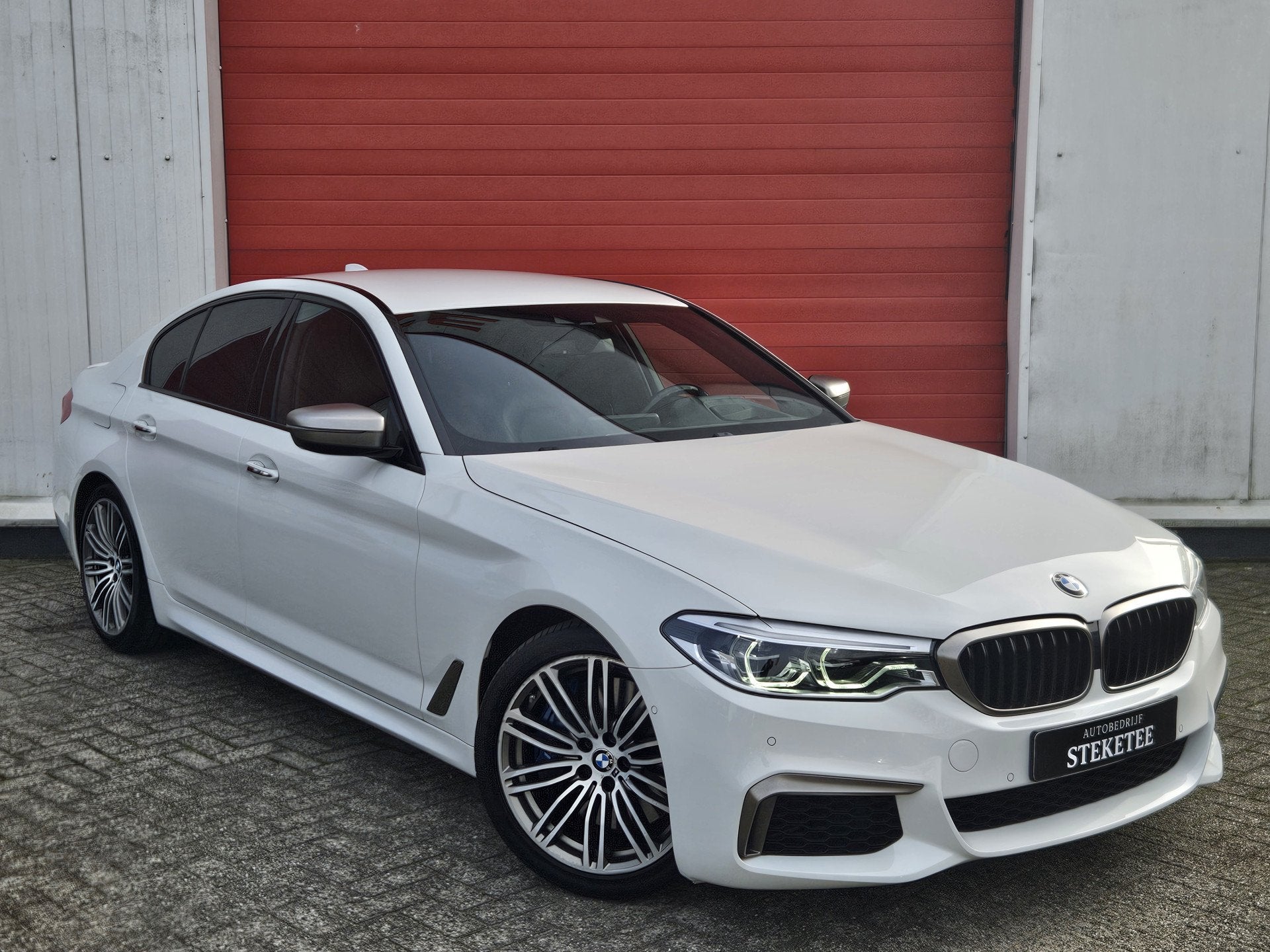 BMW 5 Serie M550i xDrive High Executive | Head-up | Elek. Tr, 12 maanden, Gebruikt, 4395 cc, Wit